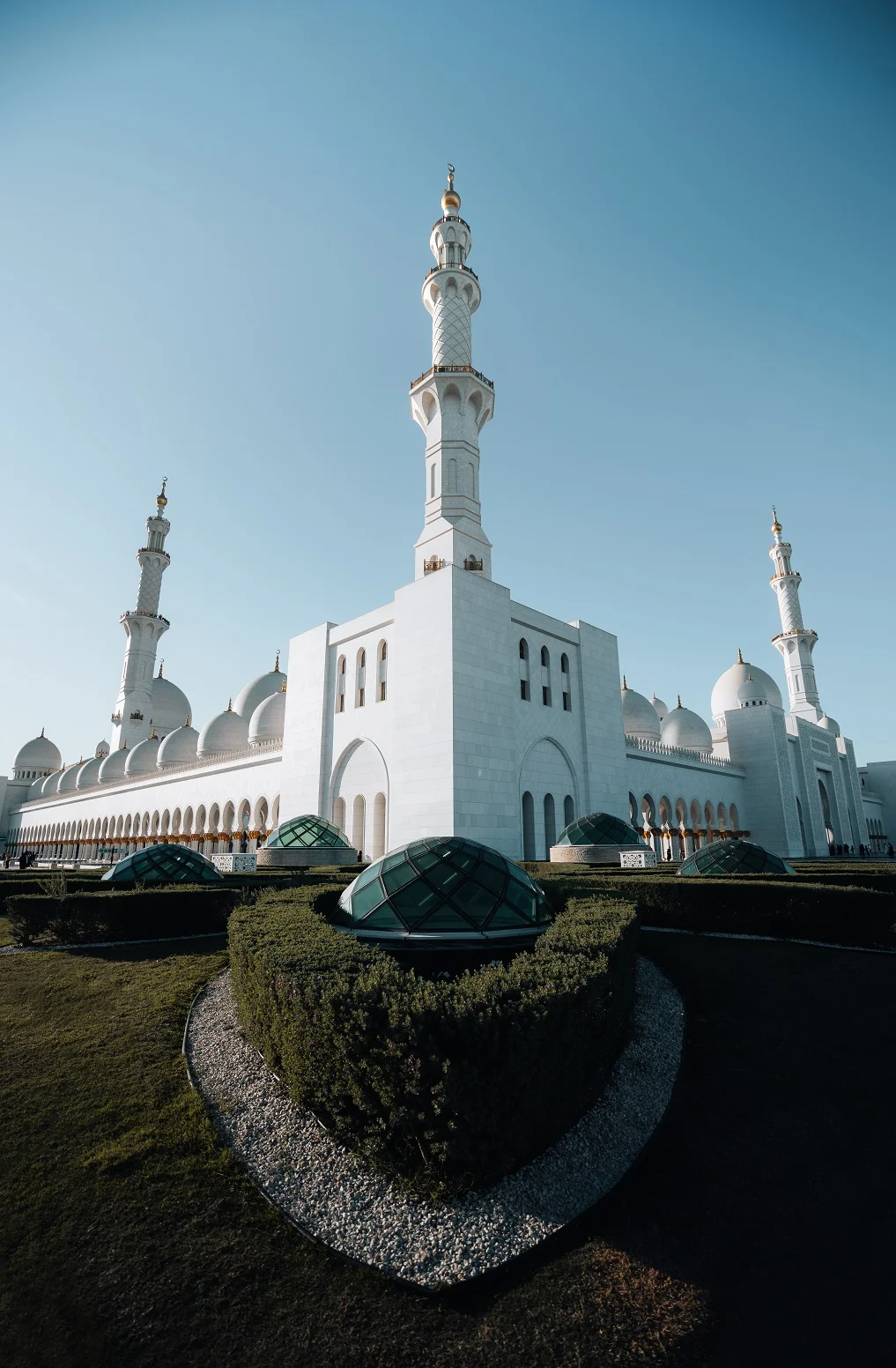 exterior-corner-view-huge-white-mosque-with-white-arch-dome-learn-quran-academy-online-teacher-tutor-classes